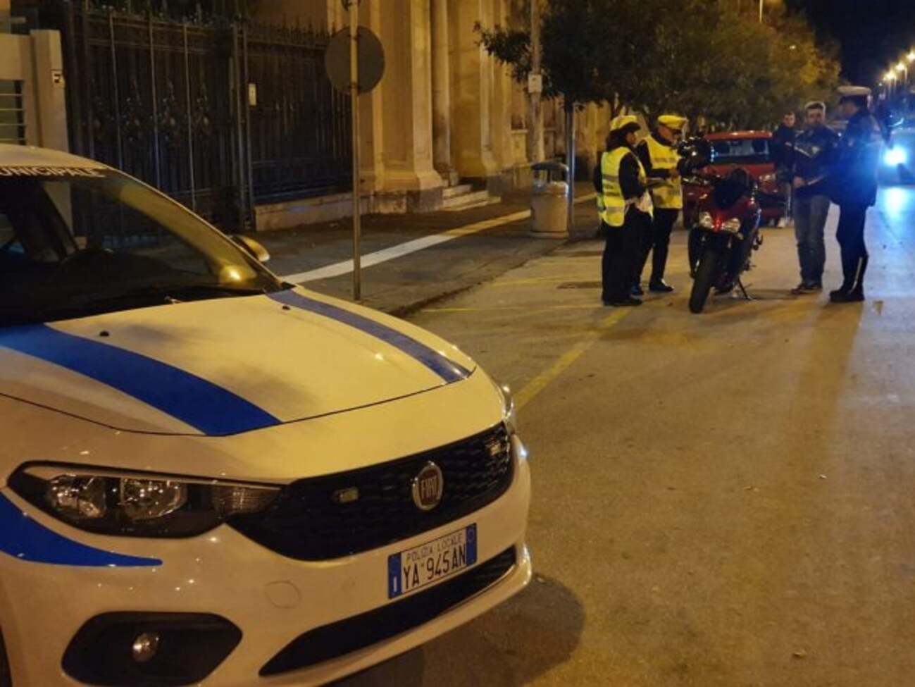 Ragusa Donna Si Lancia Dal Primo Piano Salvata Da Vigile Urbano Ragusa