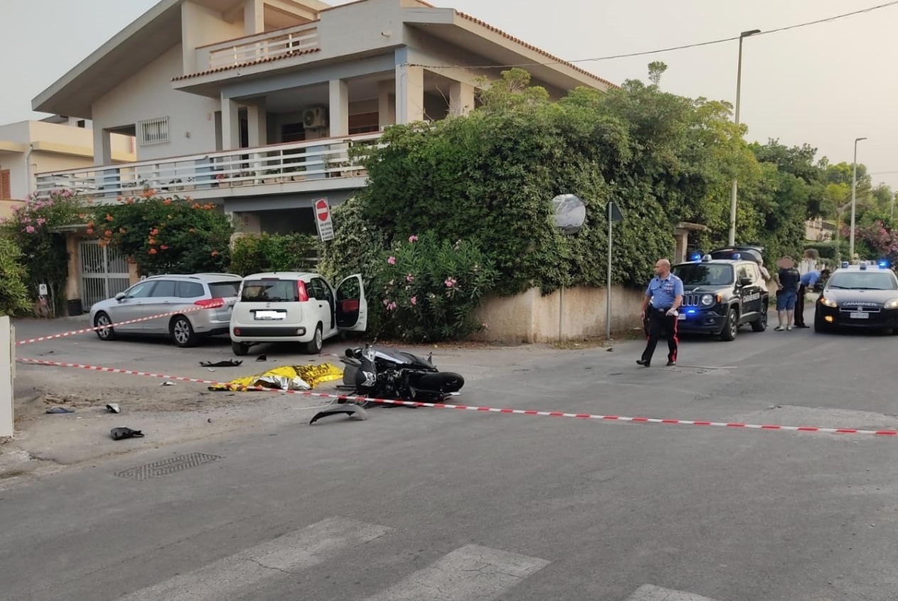 Si Scontra Con Un Auto Morto Motociclista