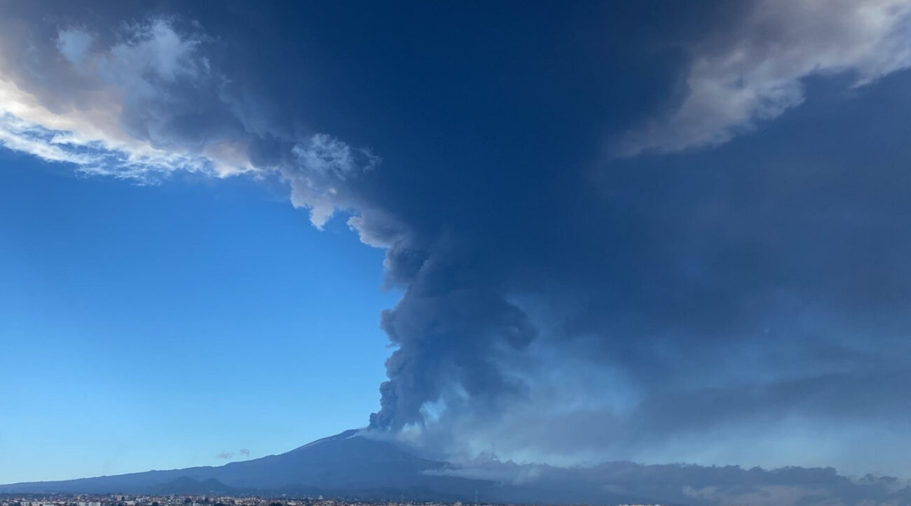 Si Ferma L Eruzione Dell Etna Riaperto Ai Voli L Aeroporto Di Catania