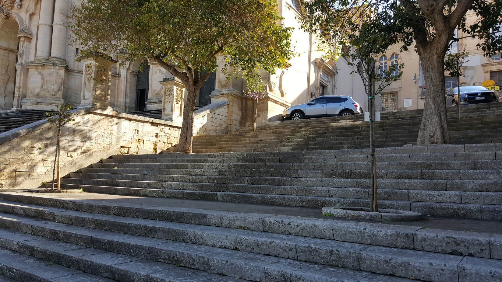 I Lions Donano Cinque Alberi Per La Scalinata Di San Giorgio Modica