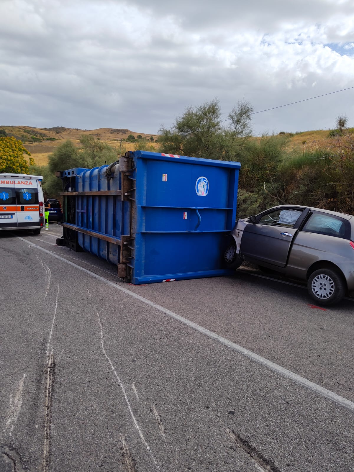 Camion Perde Il Cassone Dei Rifiuti Due Auto Travolte Foto