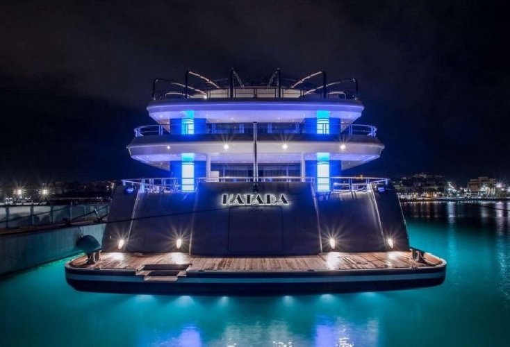 Yacht E Arrivato Il Katara Per L Emiro Con 3 Mogli 8 Figli Video