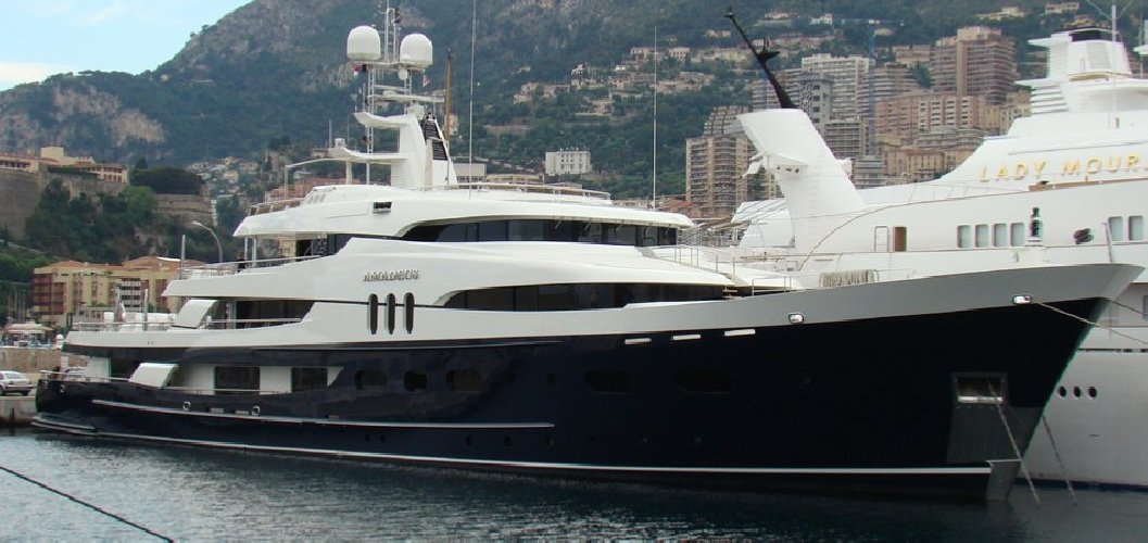 Stintino, il mega yacht Symphony del proprietario di Louis Vuitton