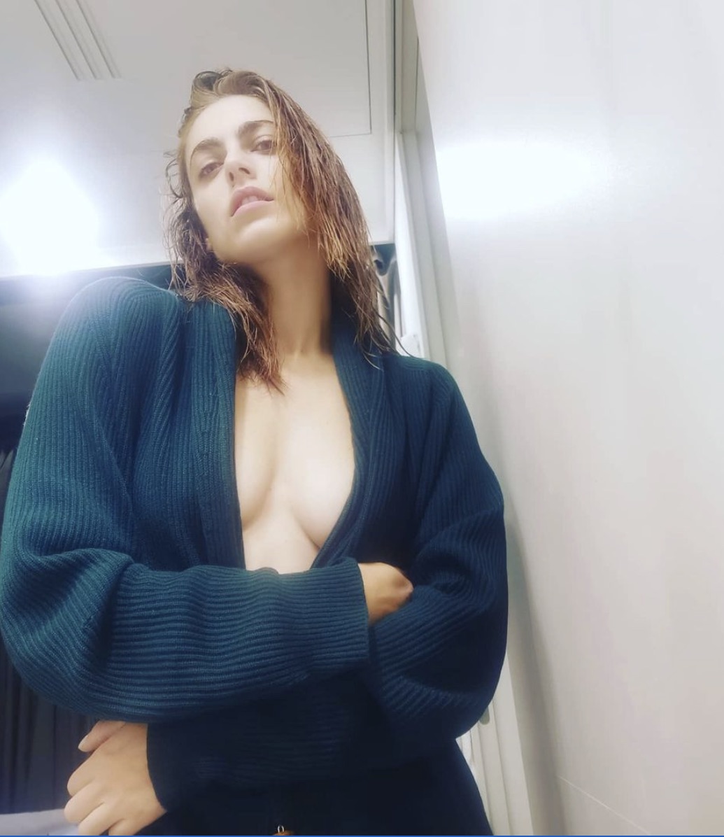 Miriam Leone sexy su Instagram in cardigan