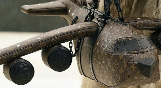 Louis Vuitton: il brand lancia la nuova borsa a forma di aereo