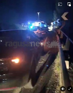 https://www.ragusanews.com/immagini_articoli/01-01-2024/1704147509-brutto-incidente-sulla-modica-pozzallo-strada-chiusa-2-300.jpg