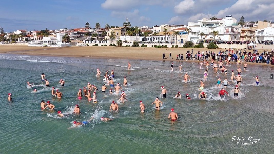 https://www.ragusanews.com/immagini_articoli/01-01-2024/il-tuffo-di-capodanno-2024-a-marina-di-ragusa-foto-300.jpg