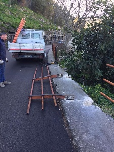 https://www.ragusanews.com/immagini_articoli/01-02-2025/modica-auto-nel-burrone-in-via-nazionale-illeso-conducente-300.jpg