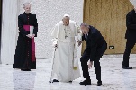 https://www.ragusanews.com/immagini_articoli/01-02-2025/papa-francesco-si-rompe-il-bastone-in-aula-e-vacilla-viene-subito-sorretto-100.jpg