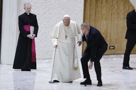 https://www.ragusanews.com/immagini_articoli/01-02-2025/papa-francesco-si-rompe-il-bastone-in-aula-e-vacilla-viene-subito-sorretto-300.jpg