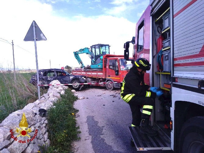 https://www.ragusanews.com/immagini_articoli/01-03-2025/1740842977-auto-contro-autocarro-in-contrada-bussello-a-modica-c-e-elisoccorso-1-500.jpg