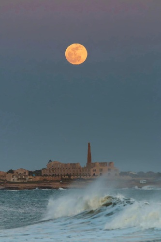 https://www.ragusanews.com/immagini_articoli/01-05-2024/che-spettacolo-la-luna-rosa-su-sampieri-500.jpg