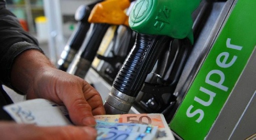 https://www.ragusanews.com/immagini_articoli/01-06-2022/benzina-prezzi-in-aumento-verde-sopra-ai-2-euro-servito-diesel-a-1-9-280.jpg