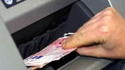 https://www.ragusanews.com/immagini_articoli/01-07-2024/modica-lui-fa-bancomat-uno-straniero-tenta-di-rubargli-la-moto-100.jpg