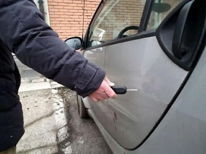 https://www.ragusanews.com/immagini_articoli/01-08-2024/ragusa-riga-l-auto-ferisce-il-proprietario-e-scappa-col-cane-arrestato-500.jpg