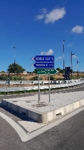 https://www.ragusanews.com/immagini_articoli/01-10-2024/1727797242-autostrada-siracusa-gela-a-breve-le-indicazioni-per-scicli-1-300.jpg