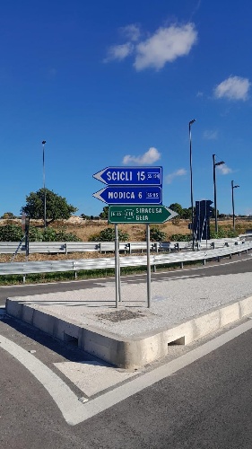 https://www.ragusanews.com/immagini_articoli/01-10-2024/1727797242-autostrada-siracusa-gela-a-breve-le-indicazioni-per-scicli-1-500.jpg