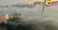 https://www.ragusanews.com/immagini_articoli/01-10-2024/spento-l-incendio-limitrofo-al-cimitero-di-catania-100.jpg