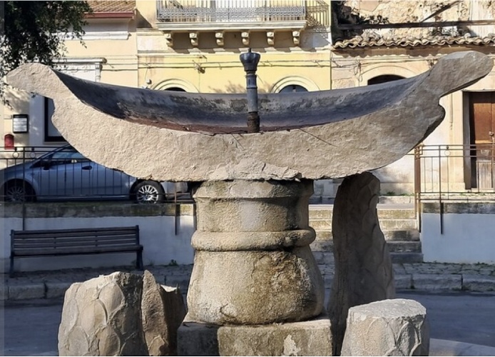 https://www.ragusanews.com/immagini_articoli/02-01-2024/vandali-distruggono-la-fontana-di-piazza-giordano-bruno-a-vittoria-500.jpg