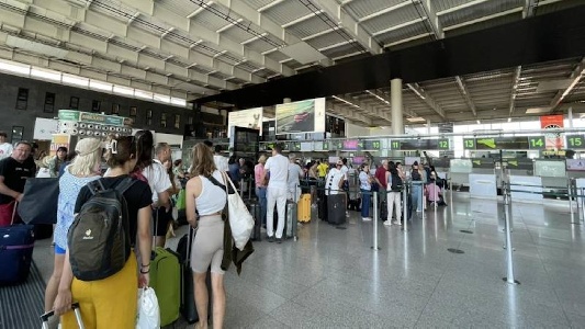 https://www.ragusanews.com/immagini_articoli/02-01-2025/furto-all-aeroporto-di-catania-scoperto-ladro-di-profumi-300.jpg