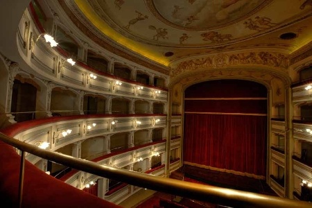 https://www.ragusanews.com/immagini_articoli/02-01-2025/si-sposano-in-teatro-la-notte-di-capodanno-e-lasciano-tutto-in-abbandono-300.jpg