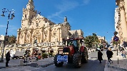 https://www.ragusanews.com/immagini_articoli/02-02-2024/crisi-agricola-i-trattori-della-protesta-entrano-a-ragusa-100.jpg