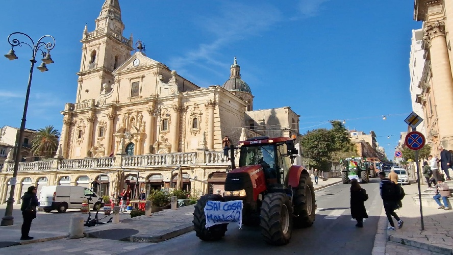 https://www.ragusanews.com/immagini_articoli/02-02-2024/crisi-agricola-i-trattori-della-protesta-entrano-a-ragusa-500.jpg