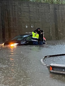 https://www.ragusanews.com/immagini_articoli/02-02-2025/maltempo-nel-messinese-fiumi-esondati-e-strade-chiuse-300.jpg