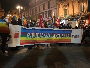 https://www.ragusanews.com/immagini_articoli/02-03-2022/1646258843-ragusa-per-la-pace-migliaia-in-piazza-per-l-ucraina-video-2-280.jpg