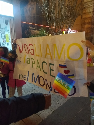 https://www.ragusanews.com/immagini_articoli/02-03-2022/1646258847-ragusa-per-la-pace-migliaia-in-piazza-per-l-ucraina-video-4-500.jpg