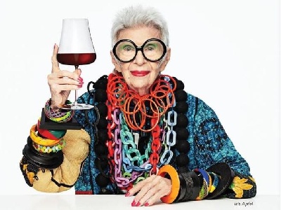 https://www.ragusanews.com/immagini_articoli/02-03-2024/1709367705-morta-iris-apfel-l-icona-della-moda-mondiale-aveva-102-anni-1-300.jpg