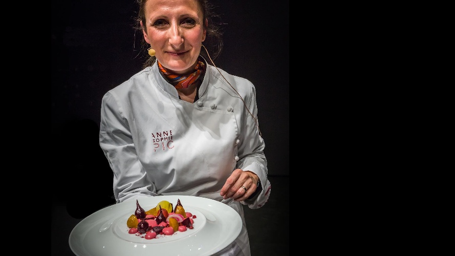 https://www.ragusanews.com/immagini_articoli/02-03-2025/stella-michelin-in-caduta-anne-sophie-pic-perde-2-stelle-ha-chiuso-il-suo-gourmet-a-londra-500.jpg