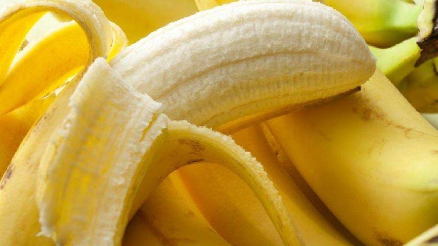 https://www.ragusanews.com/immagini_articoli/02-06-2022/banane-a-dieta-i-consigli-per-mangiarle-senza-prendere-peso-500.jpg