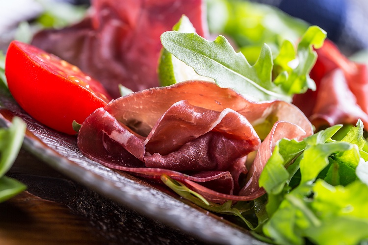 https://www.ragusanews.com/immagini_articoli/02-06-2022/dieta-della-bresaola-il-menu-tipo-per-perdere-una-taglia-in-due-settimane-500.jpg