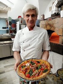 https://www.ragusanews.com/immagini_articoli/02-07-2022/1656766707-il-peperoncino-rosso-assegna-tre-stelle-a-pizzeria-bassifondenti-1-280.jpg