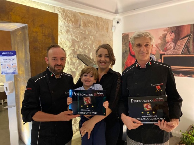 https://www.ragusanews.com/immagini_articoli/02-07-2022/il-peperoncino-rosso-assegna-tre-stelle-a-pizzeria-bassifondenti-500.jpg