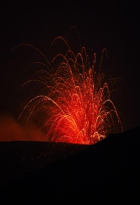 https://www.ragusanews.com/immagini_articoli/02-07-2024/etna-eruzione-del-2-luglio-la-foto-300.jpg