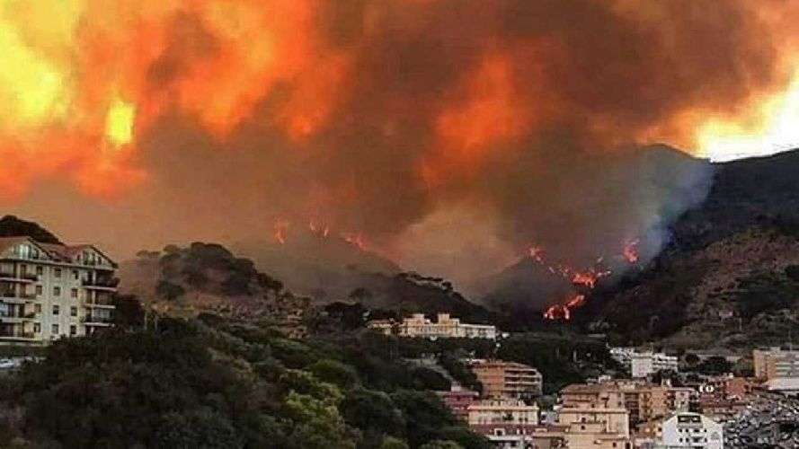 https://www.ragusanews.com/immagini_articoli/02-08-2021/incendi-non-e-il-caldo-una-specialita-siciliana-video-500.jpg