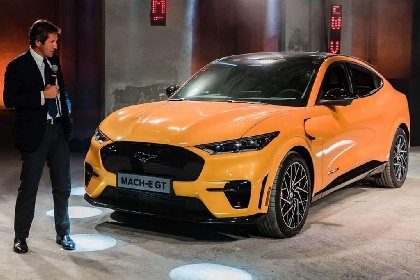 https://www.ragusanews.com/immagini_articoli/02-11-2021/1635870934-mustang-mach-e-gt-color-cyber-orange-4-280.jpg