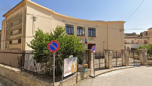 https://www.ragusanews.com/immagini_articoli/02-12-2024/alunno-la-colpisce-preside-in-ospedale-300.jpg