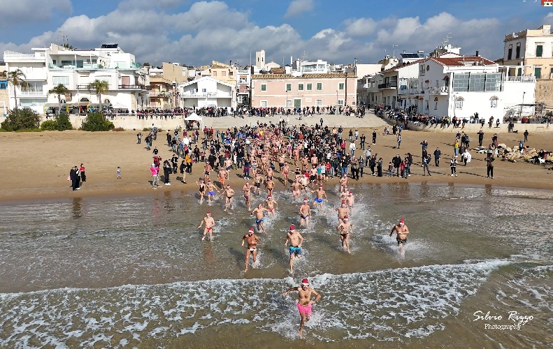 https://www.ragusanews.com/immagini_articoli/03-01-2024/tuffo-di-capodanno-a-marina-di-ragusa-ecco-il-video-500.jpg