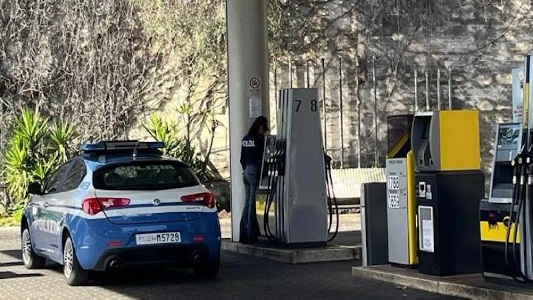 https://www.ragusanews.com/immagini_articoli/03-01-2025/dimentica-la-figlia-di-4-anni-in-un-rifornimento-di-benzina-sulla-tangenziale-di-catania-300.jpg