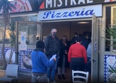 https://www.ragusanews.com/immagini_articoli/03-02-2022/covid-pizza-e-vaccino-in-sicilia-video-280.jpg