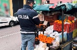 https://www.ragusanews.com/immagini_articoli/03-02-2025/a-catania-2-tonnellate-di-arance-abusive-venduteper-strada-100.jpg