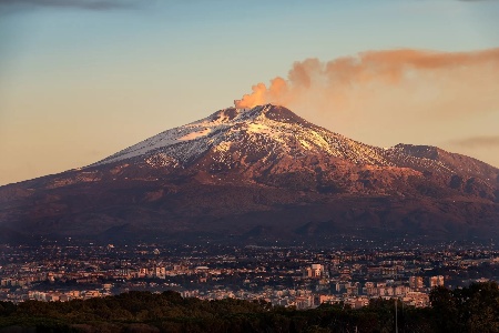 https://www.ragusanews.com/immagini_articoli/03-03-2025/mount-etna-tante-universita-al-lavoro-per-uno-straordinario-progetto-di-tutela-paesaggistica-300.jpg