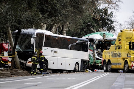 https://www.ragusanews.com/immagini_articoli/03-03-2025/scontro-tra-due-bus-a-barcellona-in-spagna-uno-era-pieno-di-studenti-siciliani-300.jpg