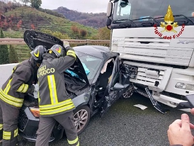 https://www.ragusanews.com/immagini_articoli/03-06-2024/incidente-mortale-auto-contro-camion-a-prizzi-300.jpg