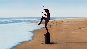 https://www.ragusanews.com/immagini_articoli/03-07-2024/gambiano-seminudo-fa-karate-kid-in-spiaggia-a-sampier-100.jpg