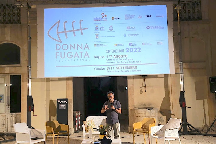 https://www.ragusanews.com/immagini_articoli/03-08-2022/aperto-con-un-omaggio-a-roberto-nobile-il-donnafugata-film-festival-500.jpg