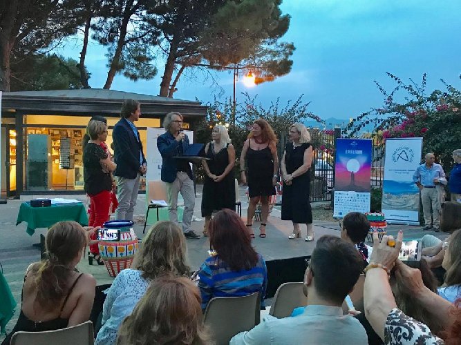 https://www.ragusanews.com/immagini_articoli/03-09-2019/archeologia-a-naxos-premio-a-luigi-nifosi-segno-di-sebastiano-tusa-500.jpg